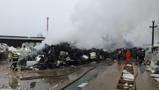 Firma care deține depozitul din Popești-Leordeni mistuit de incendiu duminică nu are autorizație ISU