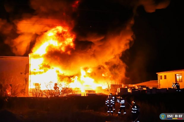 Firma care deține depozitul din Popești-Leordeni mistuit de incendiu duminică, nu are autorizație ISU
