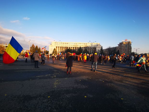 Protestul față de certificatul verde s-a mutat în fața Guvernului. Manifestanții au plecat apoi spre Universitate