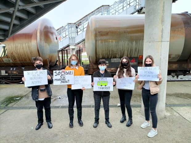 Mai mulți elevi din Constanța care veneau să protesteze în București au rămas blocați într-o comună din Călărași din cauza grevei CFR