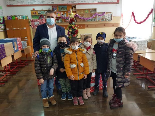 Lupta unui preot-director de școală: ca să-i ajute pe elevi, i-a readus pe profesorii-bunici la ore și își duce enoriașii cu mașina la vaccinare