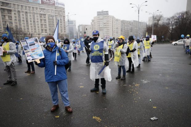 Angajaţii din Sănătate, protest în fața Guvernului: „Pluguşorul suferinţei lucrătorilor din sănătate”