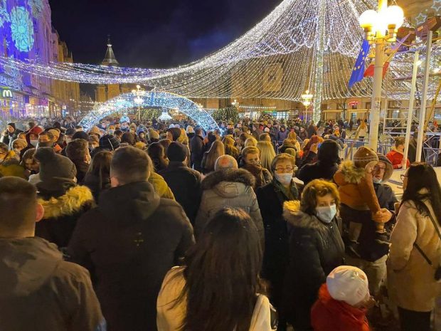 Cozi și aglomerație la târgul de Crăciun din Timișoara, care s-a deschis de Ziua Națională