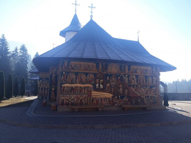 Cadourile strânse la Mănăstirea Petru Vodă pentru copiii nevoiaşi, furate înaintea Crăciunului