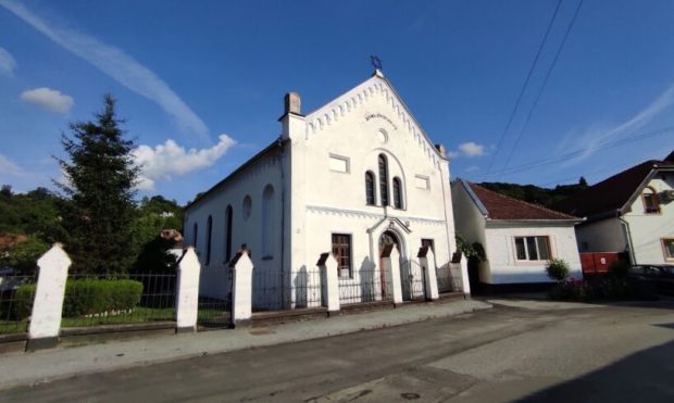Polițiștii au deschis dosar penal după ce două svastici au fost desenate pe stâlpii sinagogii din Sighişoara
