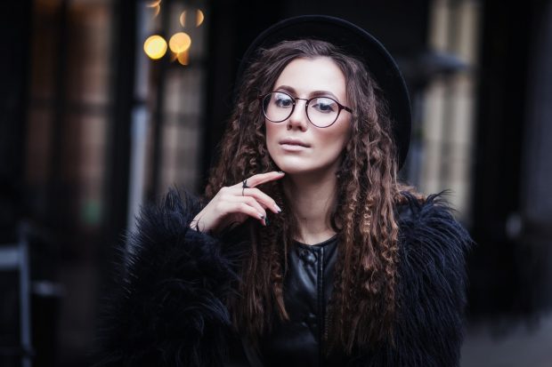 Ce este Dark Academia, subcultura care a început să prindă la tinerii români ce aleg o pauză de la digitalizare
