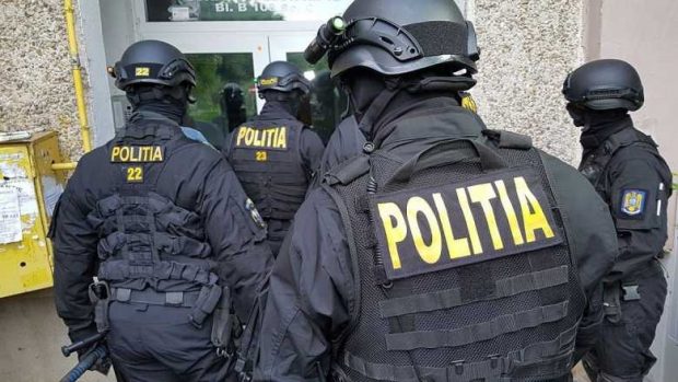 Un bărbat din Botoșani a fost încătușat de mascații care greșiseră adresa, sub ochii soției și ai copilului de trei ani
