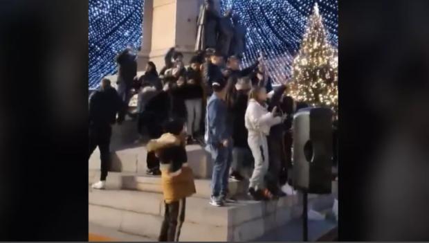 VIDEO | Chef pe soclul statuii lui Alexandru Ioan Cuza din Iași, de Ziua Națională