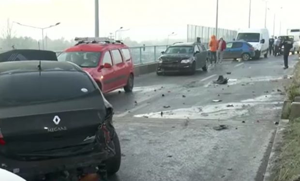 Accident în lanț cu 20 de mașini, în București, după ce au pornit aspersoarele și apa a înghețat pe șosea