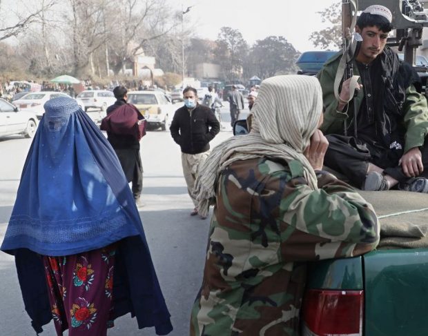 „Talibanii spun că mă ucid dacă mă prind”: Mărturia unei jurnaliste care se ascunde de patru luni în Afganistan