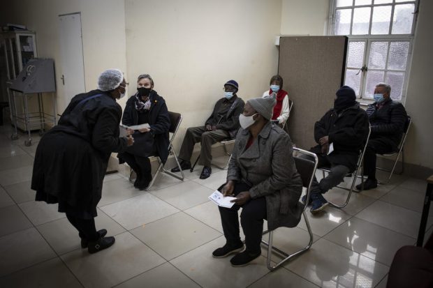 Interviu cu un cercetător din Africa de Sud: „Există țări care probabil au o mulțime de variante de virus, dar pentru că nu le analizează, nu le cunosc”
