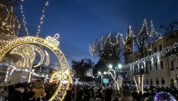 Mii de oameni s-au înghesuit, la Bistriţa, la un concert organizat de primărie