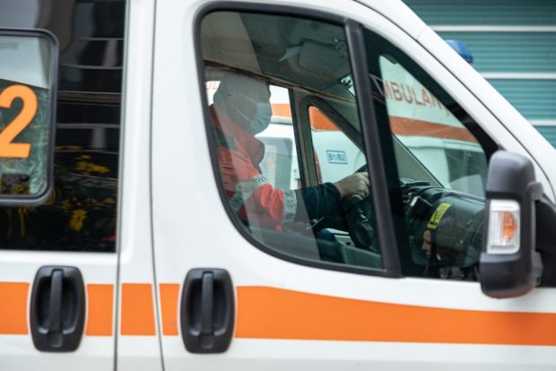 Tânăr mort, după ce a căzut de la etajul 10 al unui bloc din Slatina. Poliția face verificări