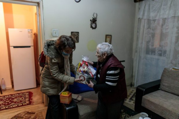 Reportaj | Acasă la vârstnicii singuri în prag de Sărbători. „Viața e făcută din bucurii și necazuri. Depinde cum te uiți la ea”