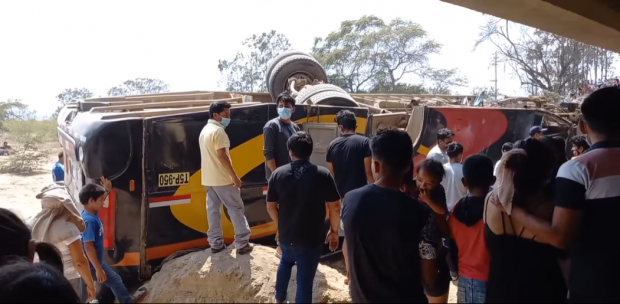 Un autobuz plin cu muncitori a căzut de pe un pod, în Peru. Cel puțin o persoană a murit și alte 20 au fost rănite