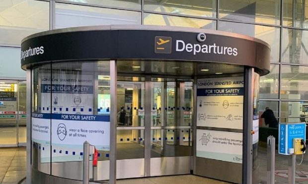 Peste 100 de români abandonați pe aeroportul Stansted, cursa Londra – Baia Mare anulată chiar înainte de decolare