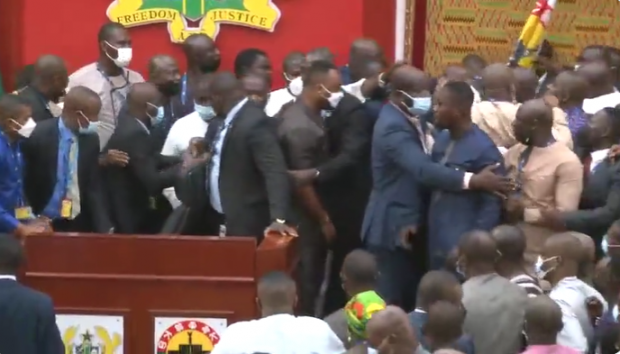 Bătaie între aleși în parlamentul din Ghana, după o propunere de taxare a tranzacțiilor electronice