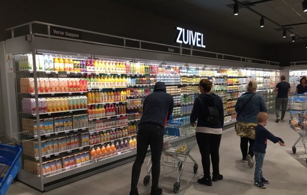 Român în vacanță în Belgia, prins cu prohabul desfăcut la raionul cu lactate, într-un supermarket și condamnat