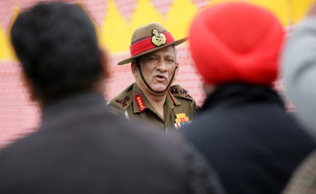 Elicopterul la bordul căruia se afla şeful Statului Major al armatei din India s-a prăbușit