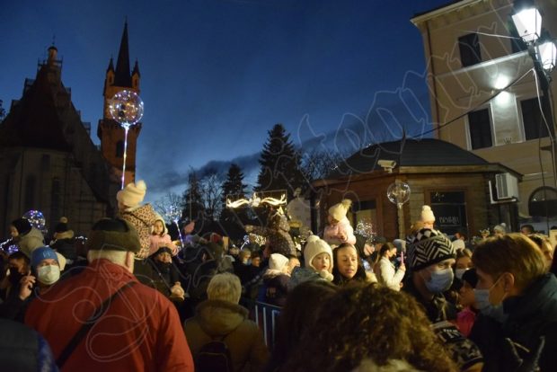 Mii de oameni s-au înghesuit, cu tot cu copii, la un concert organizat de Primăria Bistrița