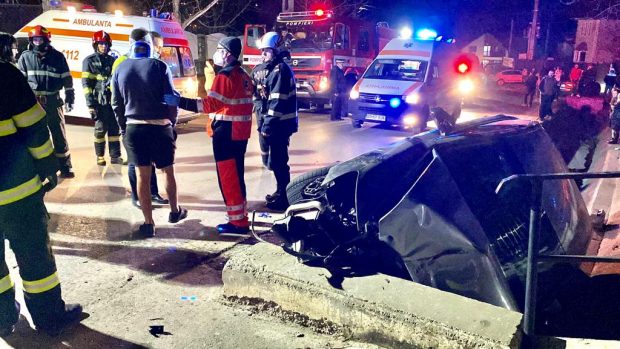 Un șofer care circula cu viteză a intrat într-un cap de pod, în Botoșani. Patru tineri au fost răniți