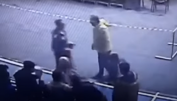 Campion de box, lovit cu pumnul în față de un antrenor, chiar după ce a câștigat titlul. Momentul agresiunii, surprins de camere