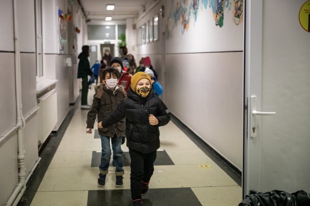 Ministerul Educaţiei: Scădere a numărului de infectări cu Covid-19 în mediul şcolar. În câte școli s-a suspendat activitatea