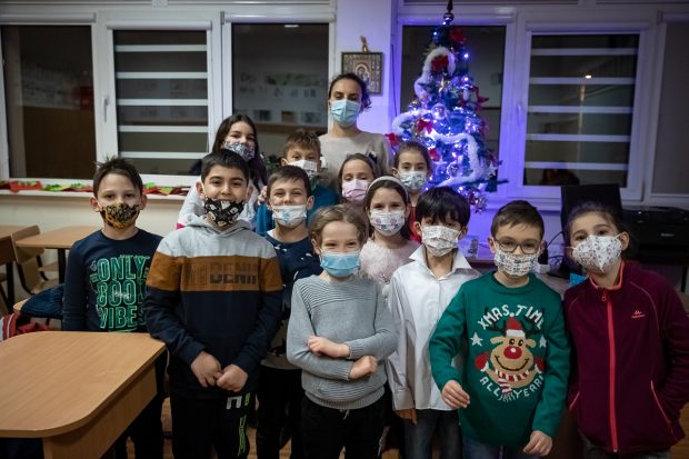 Copiii unei școli din București au împodobit brazi de Crăciun și i-au donat unor spitale și centre sociale. „Toți oamenii trebuie să se bucure de sărbători”