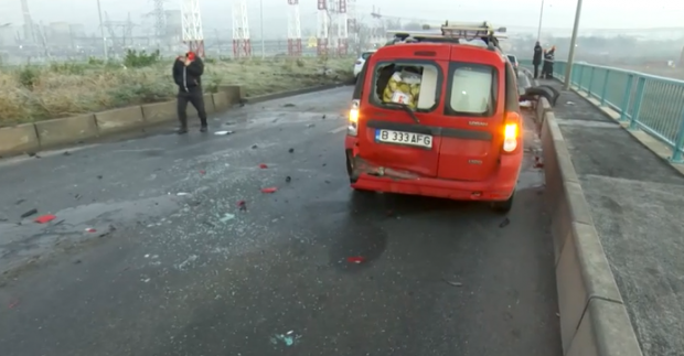 Accident în lanț în Pasajul Sălăjan din București. 20 de mașini s-au ciocnit din cauza poleiului