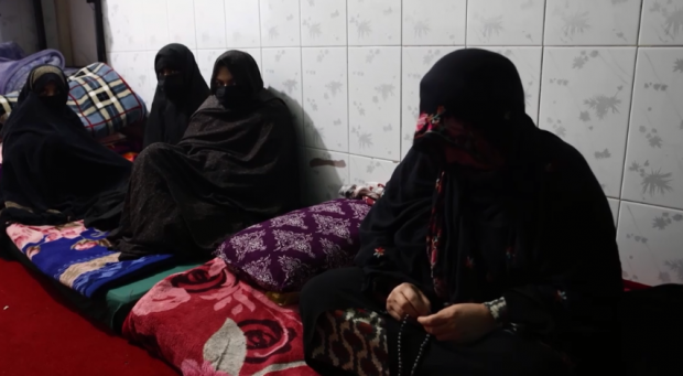 „Poți fi închisă și dacă vorbești cu un bărbat pe stradă”. Viața femeilor condamnate la închisoare în Afganistan
