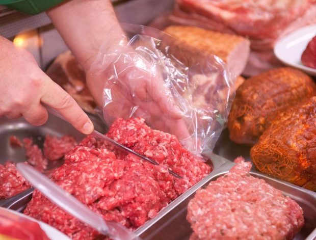 Peste 4,2 tone de alimente neconforme, confiscate din stațiunile din Prahova și Brașov