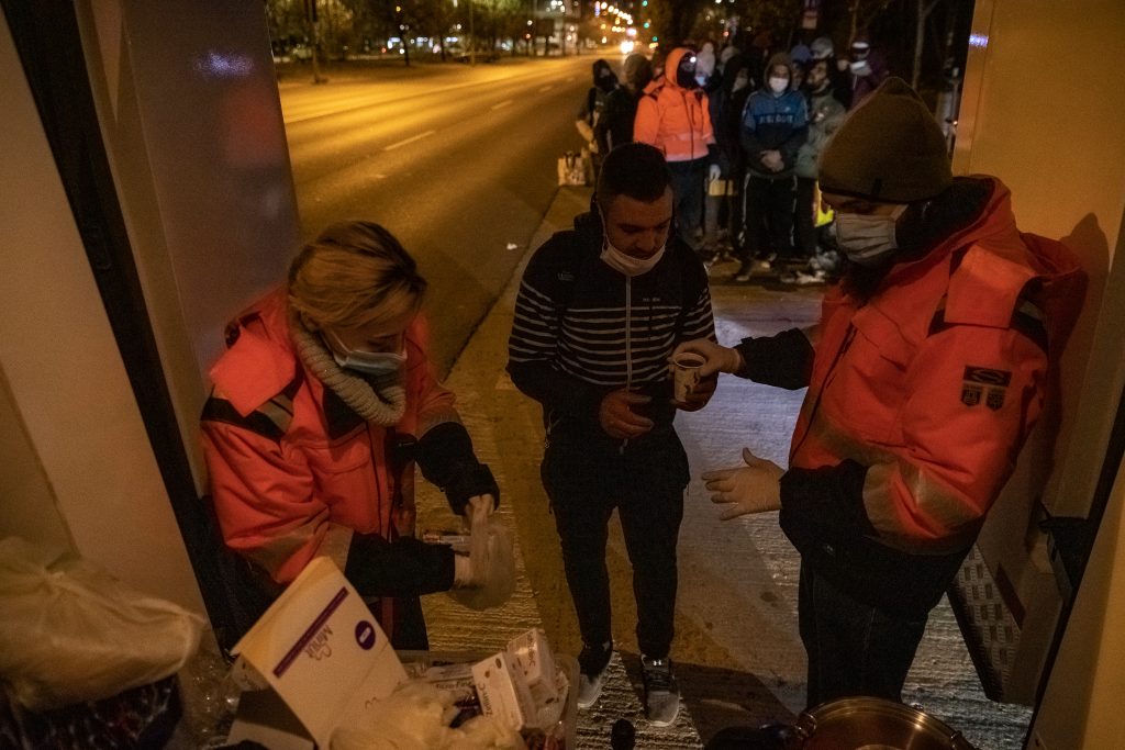 REPORTAJ AUDIO. Am petrecut o noapte pe stradă cu oamenii fără adăpost din București. Cine sunt „invizibilii”
