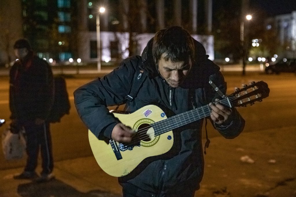 REPORTAJ AUDIO. Am petrecut o noapte pe stradă cu oamenii fără adăpost din București. Cine sunt „invizibilii”