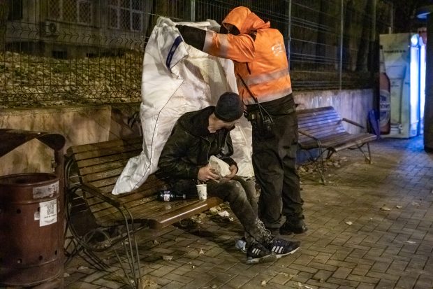 REPORTAJ. Am petrecut o noapte pe stradă cu oamenii fără adăpost din București. Cine sunt „invizibilii”