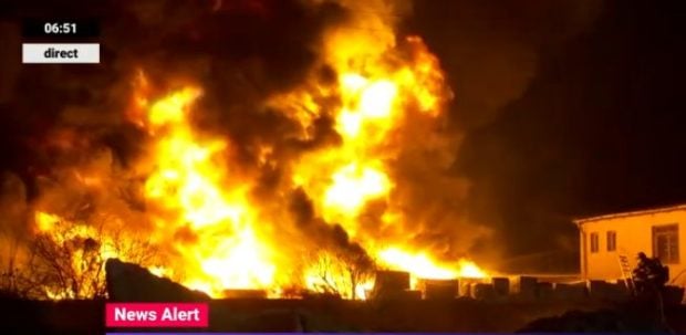 Incendiu puternic lângă Capitală. Arde un depozit de materiale reciclabile din Popești-Leordeni