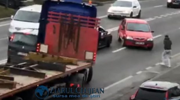 Bătaie în trafic pe o stradă din Cluj-Napoca, după ce doi șoferi s-au tamponat