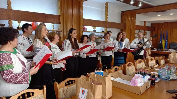 Profesorii unui liceu din Botoșani merg la colindat pentru a sprijini o elevă rămasă fără ambii părinți