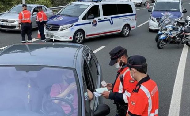 Controalele preventive cu etilotestul au fost suspendate de frica infectării cu COVID a polițiștilor, în Țara Bascilor