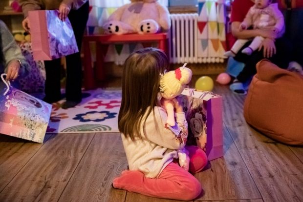 Miracolul de la Singureni. Cum li s-au îndeplinit dorințele de Crăciun unor copii abandonați de părinți și de sistem