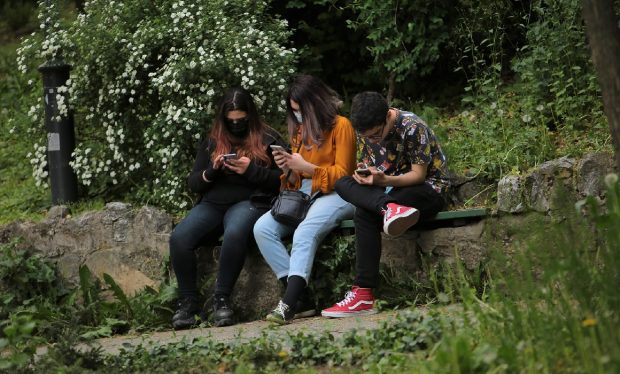 SONDAJ. Copiii stau pe net tot atât timp cât părinții lor. Cum să fii un model pentru cei mici în utilizarea tehnologiei
