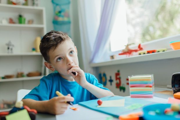 Cum îți ajuți copilul să își dezvolte gândirea critică