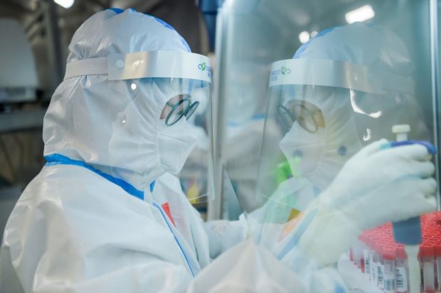 Primele studii despre eficiența vaccinurilor împotriva Omicron vin cu rezultate diferite. Ce se știe până acum despre protecția oferită de booster