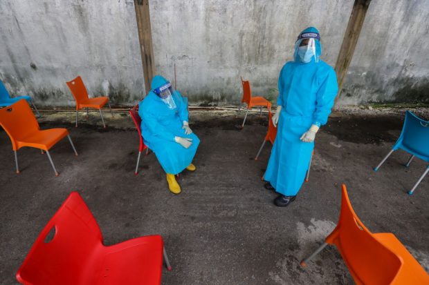 Incertitudinea și anxietatea s-au adâncit în lume în așteptarea variantei Omicron, după doi ani lungi de pandemie