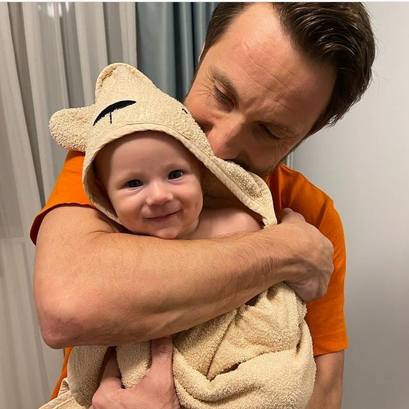 Băiețelul lui Dani Oțil și al Gabrielei Prisăcariu a cucerit internetul. Cu cine seamănă micuțul Tiago