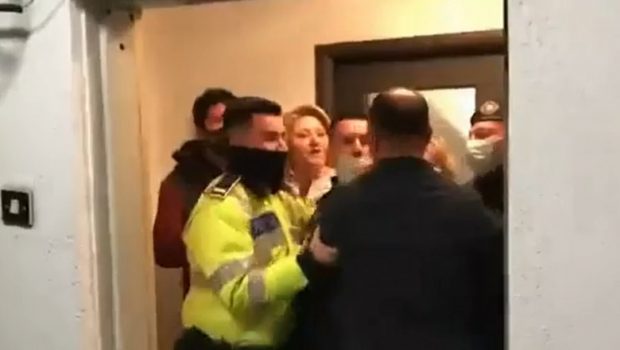 ActiveWatch, reacție la conflictul dintre senatoarea Șoșoacă şi jurnaliștii italieni: „Solicităm Parchetului General și Poliției să demareze o anchetă internă“