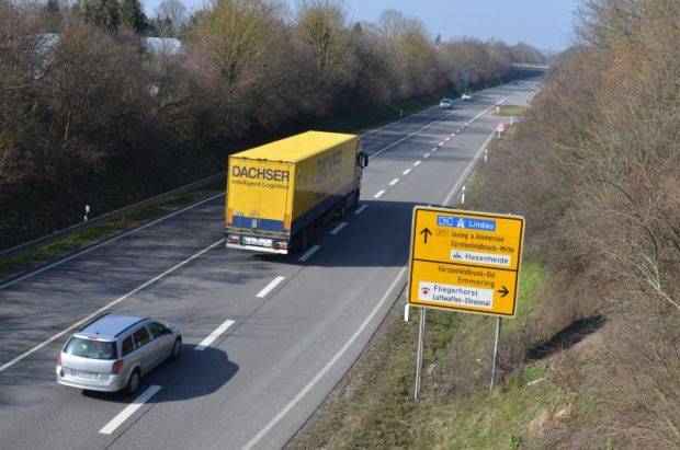 Accident în lanț pe un drum din Germania, după ce o fetiță de doi ani a aruncat pe geam geanta cu bani a tatălui său
