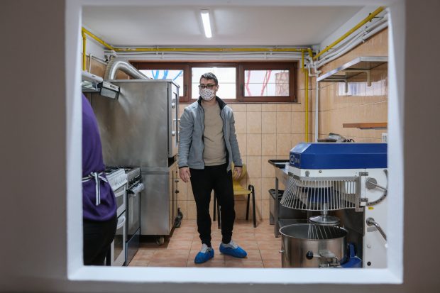 „Tu poți orice”. Independența și speranța se învață la o brutărie din București unde tinerii cu autism fac prăjituri și cozonaci