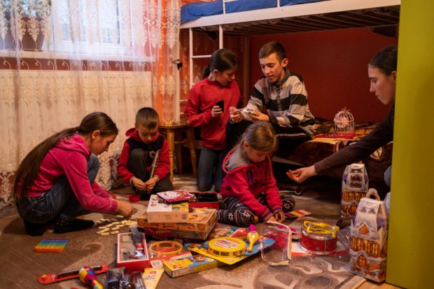 Cum s-a mobilizat Diaspora de Sărbători pentru o familie de români din Ucraina care a adoptat șase frați orfani: „Avem nevoie de haine și încălțăminte pentru copii”