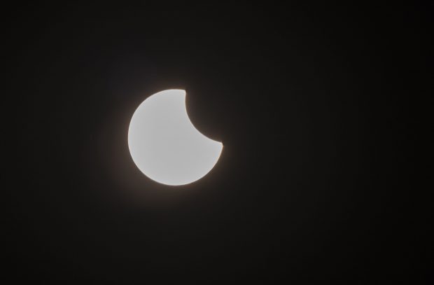 Fenomen astronomic rar, azi: Eclipsă totală de Soare, cu un traseu neobișnuit