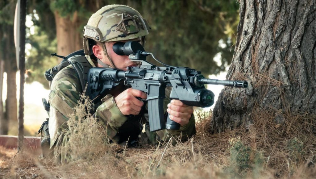 O companie din Israel a dezvoltat o armă bazată pe inteligența artificială. Soldații pot primi informări live de pe câmpul de luptă